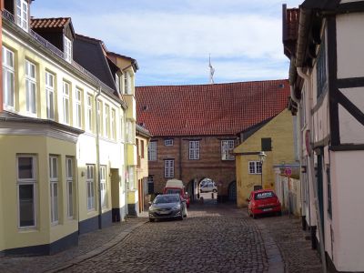 I bakgrunden Kompagnietor, från 1604. Uppfördes som gillehus för Flensburger Schiffegelag - en förening för flensburgska skeppare och köpmän.